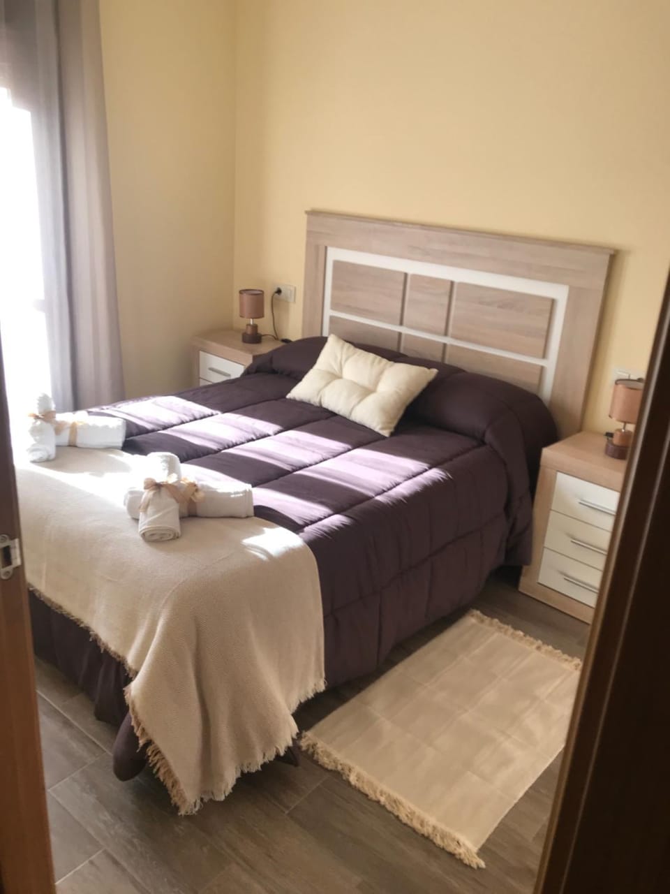 Bed, Photo of the whole room, Bedroom, Mountain view, towels