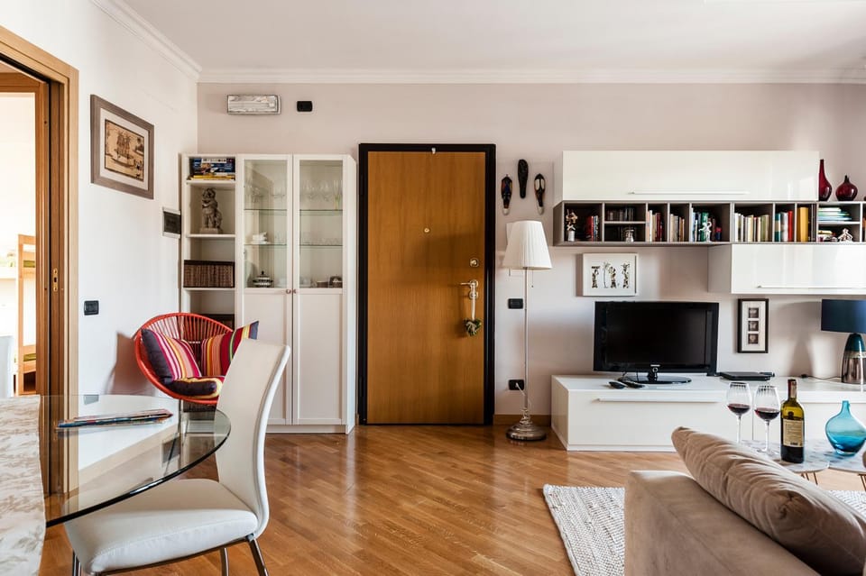 TV and multimedia, Living room, Seating area, Dining area