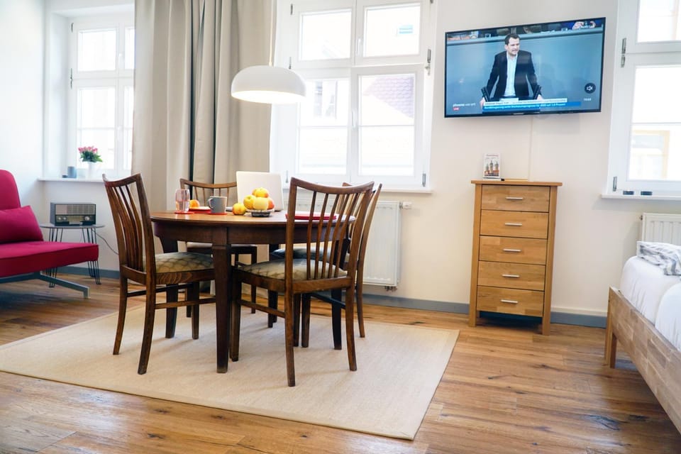 TV and multimedia, Living room, Seating area, Dining area, Bedroom
