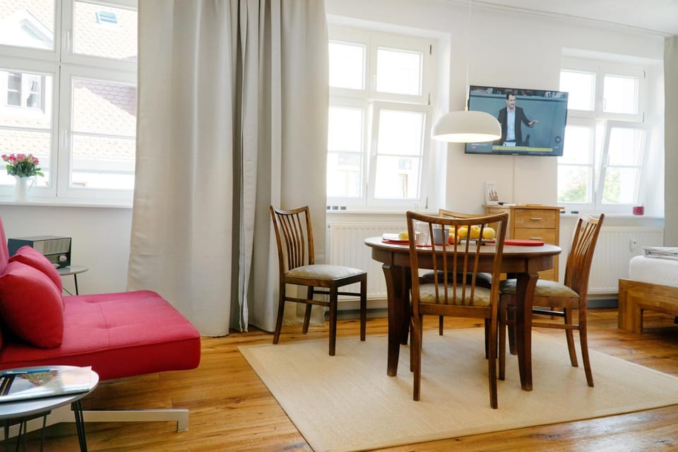 Living room, Photo of the whole room, Decorative detail, Seating area, Dining area