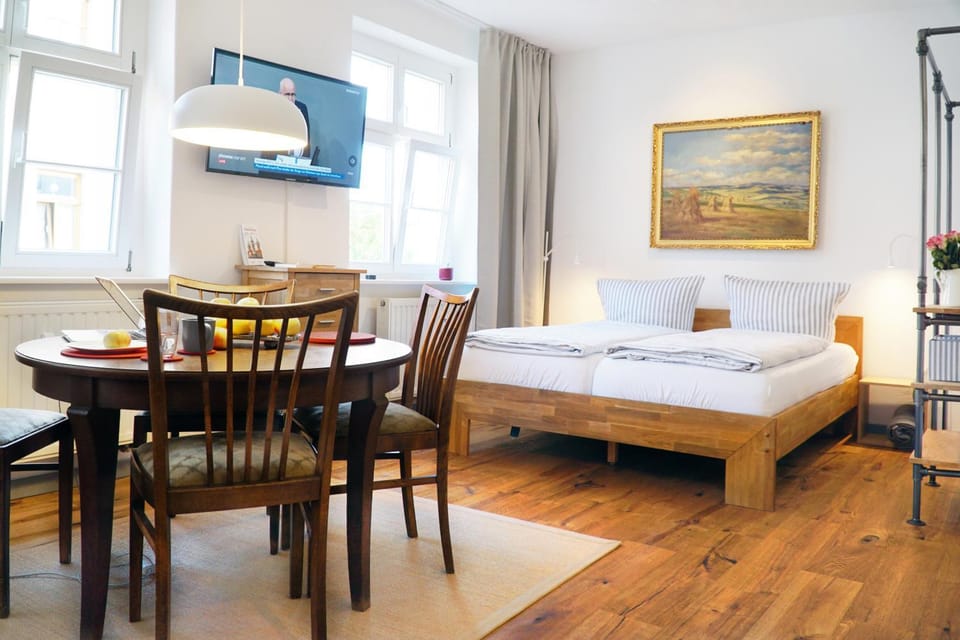 Bed, TV and multimedia, Photo of the whole room, Seating area, Dining area, Bedroom