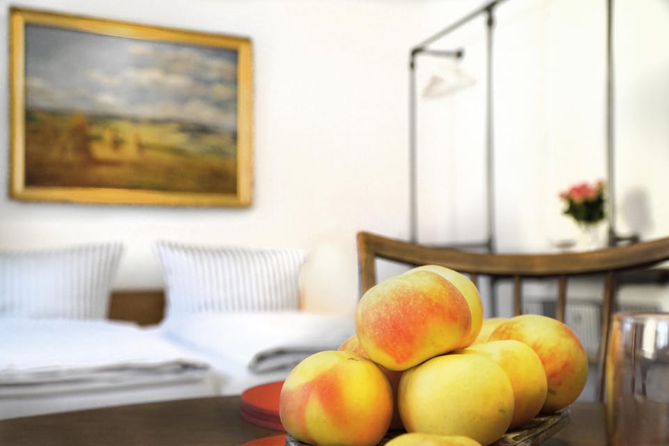 Bed, Living room, Decorative detail, Dining area, Bedroom