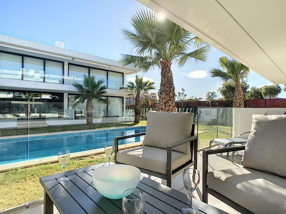 Patio, Swimming pool, Swimming pool