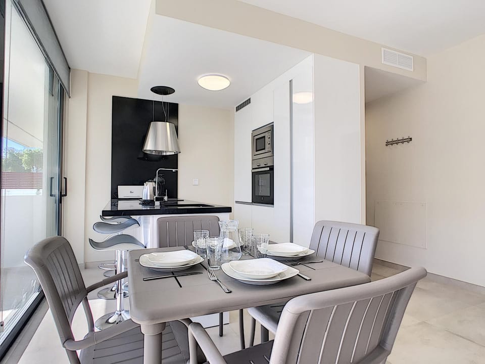 Kitchen or kitchenette, Dining area