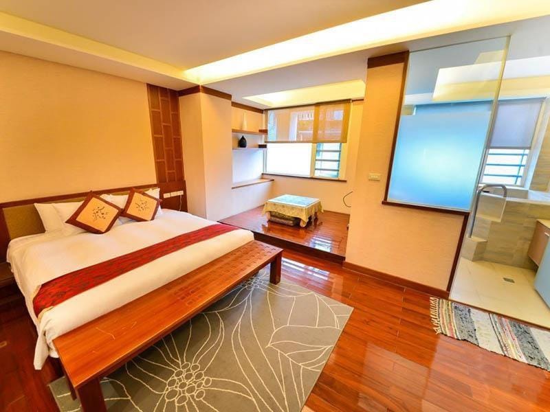Bed, Seating area, Bedroom