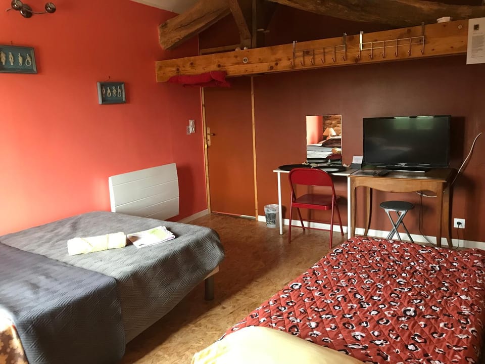 Bed, TV and multimedia, Photo of the whole room, Bedroom