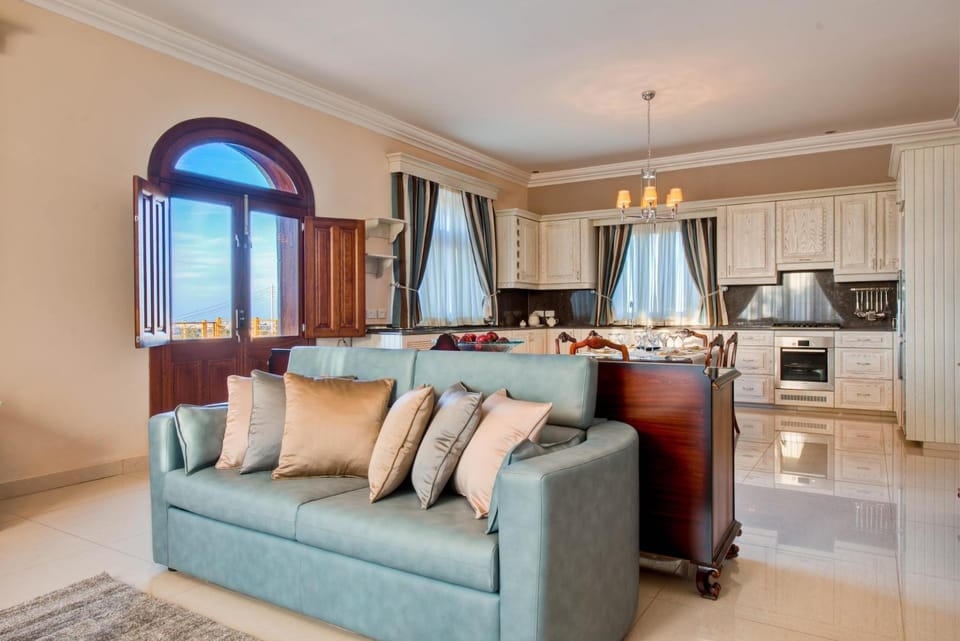 Kitchen or kitchenette, Living room, Seating area, Dining area