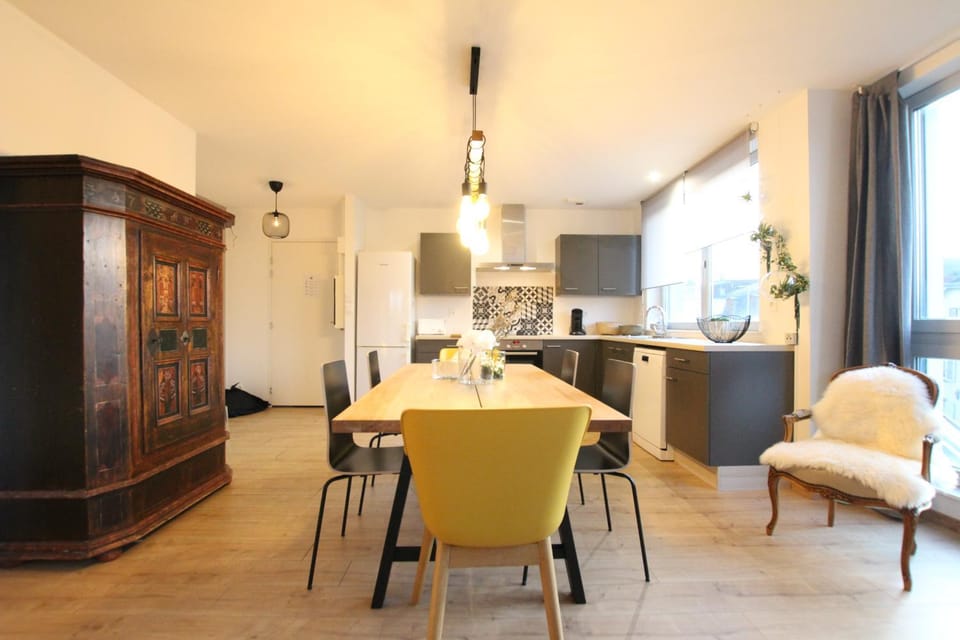 Kitchen or kitchenette, Dining area