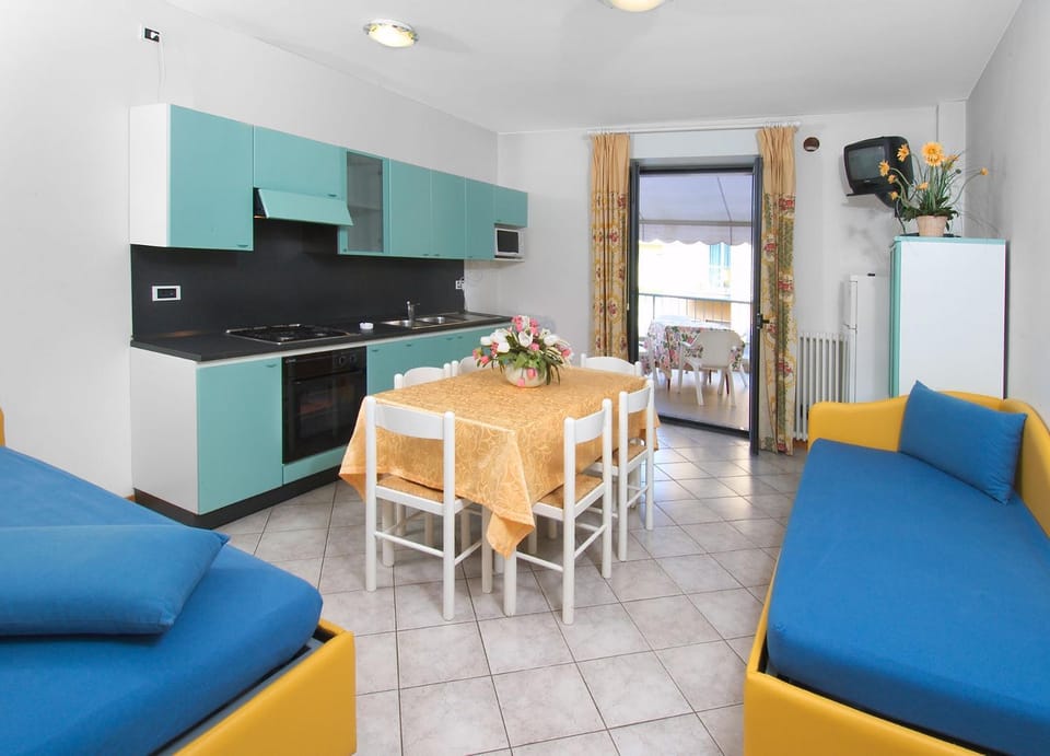 Living room, Dining area, stove