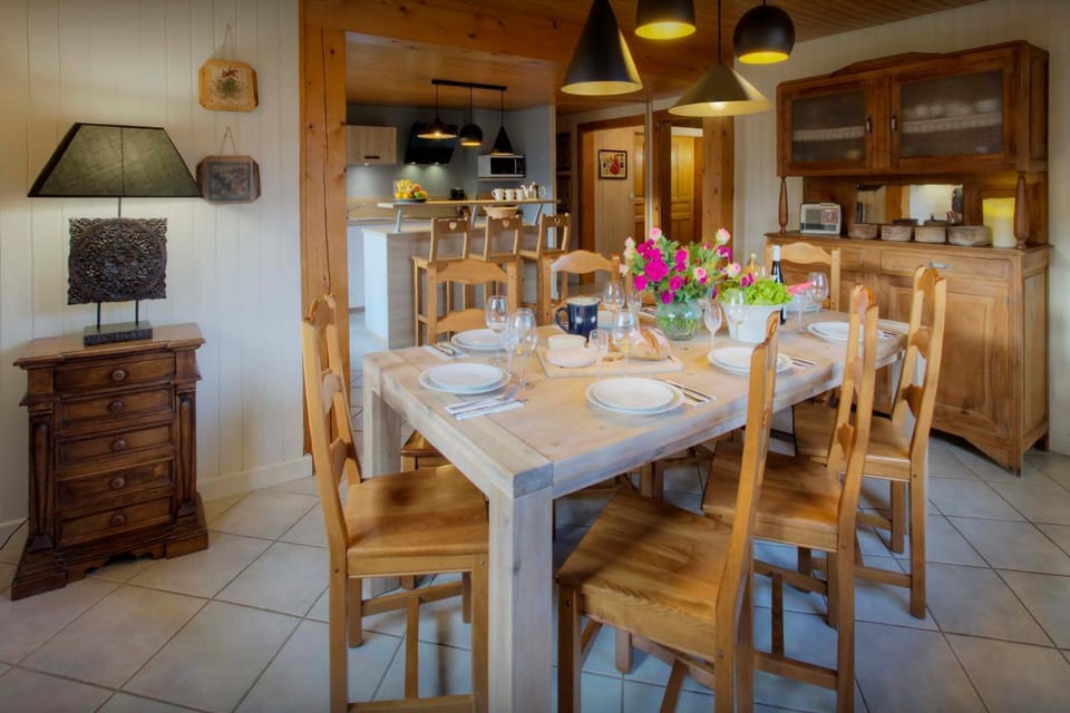 Kitchen or kitchenette, Dining area