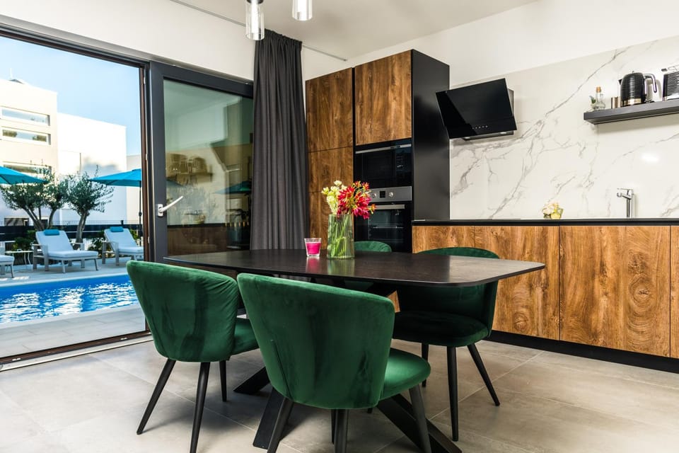 Kitchen or kitchenette, Swimming pool