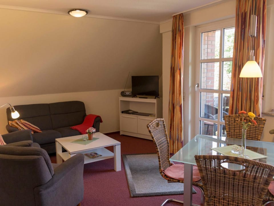 TV and multimedia, Living room, Seating area, Dining area