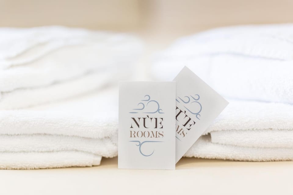 Bed, Property logo or sign, Photo of the whole room, Logo/Certificate/Sign, Bedroom