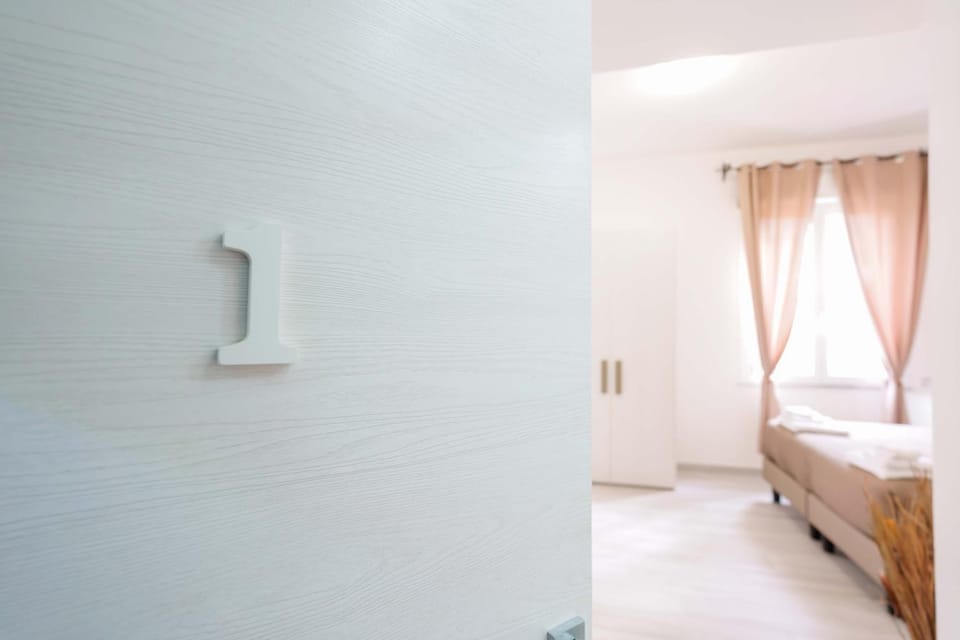 Bed, Photo of the whole room, Decorative detail, Bedroom, towels