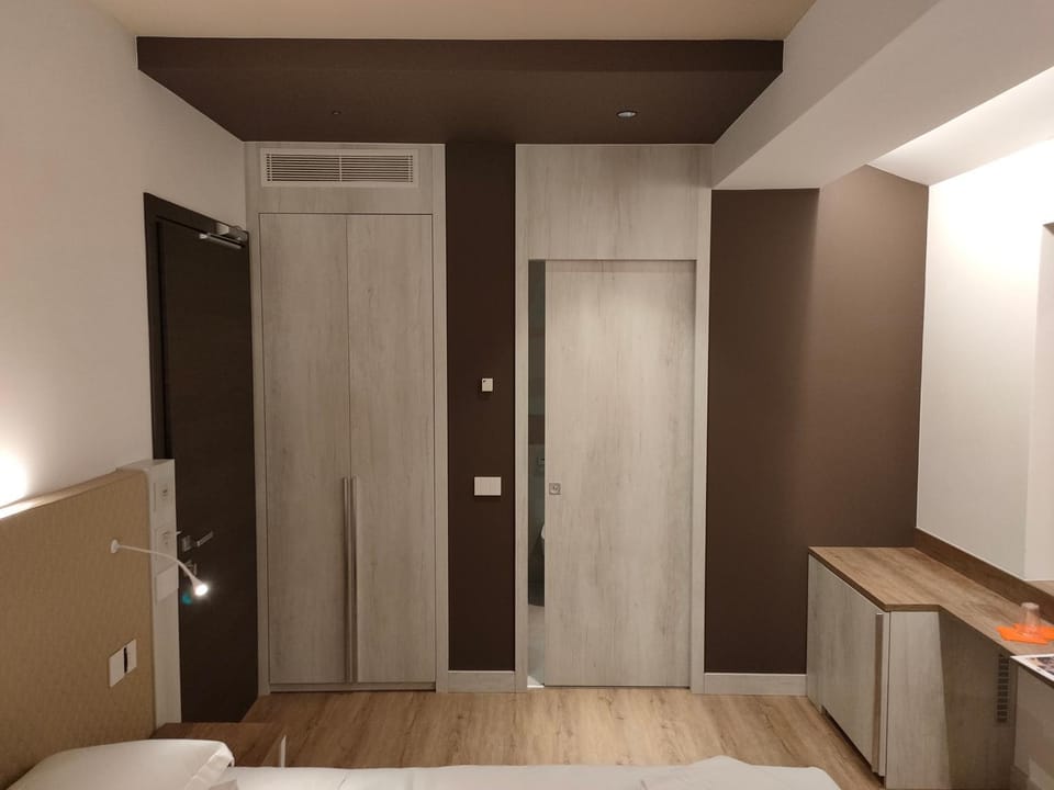 Photo of the whole room, Bedroom, wardrobe
