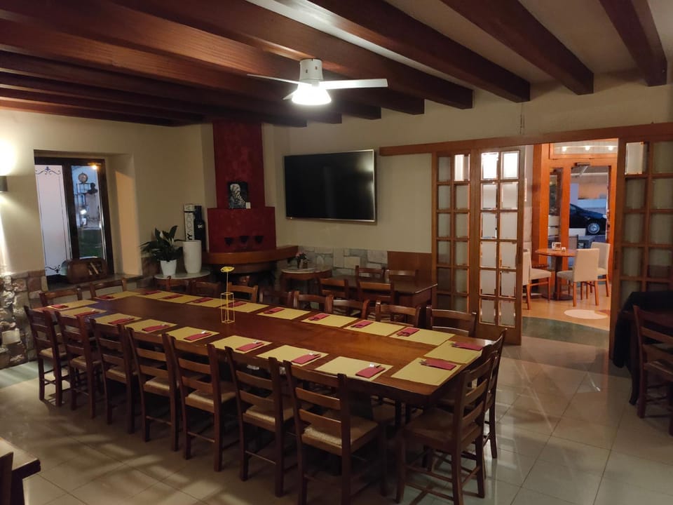 Restaurant/places to eat, Communal lounge/ TV room, TV and multimedia, Seating area