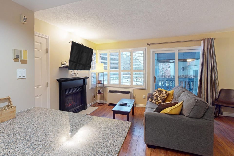 Ground Level, Mtnside w/ Pool, Hot Tub, Tennis! Hotel in Grey Highlands
