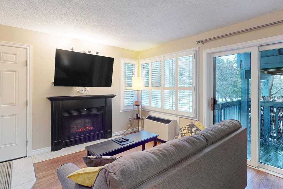 Ground Level, Mtnside w/ Pool, Hot Tub, Tennis! Hotel in Grey Highlands