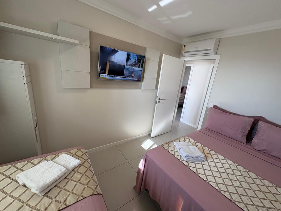 Bed, TV and multimedia, Photo of the whole room, Bedroom, heating, towels, wardrobe, air conditioner
