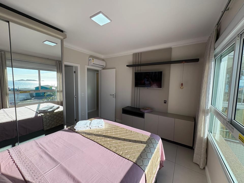 Bed, TV and multimedia, Photo of the whole room, Bedroom, Sea view, heating, wardrobe, air conditioner
