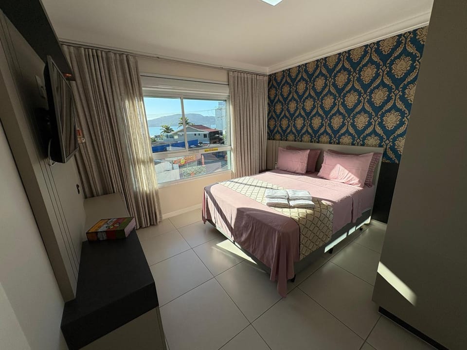 Bed, TV and multimedia, Photo of the whole room, Bedroom, Sea view, heating, towels, wardrobe, air conditioner