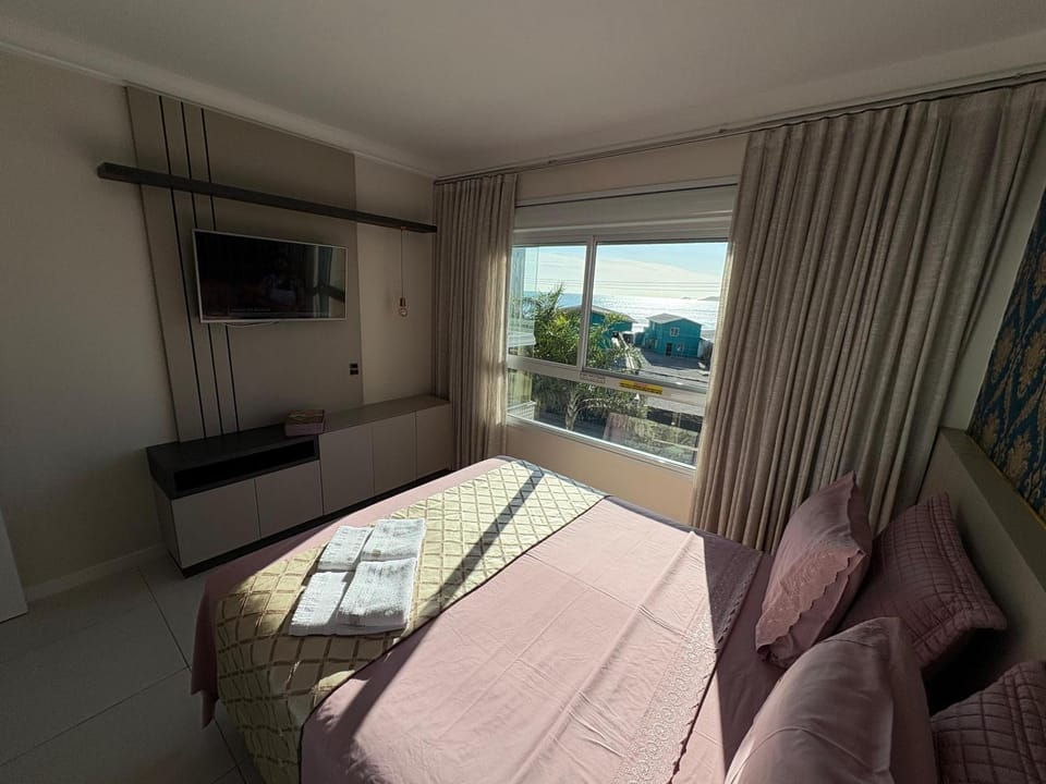 Bed, TV and multimedia, Photo of the whole room, Bedroom, heating, towels, wardrobe, air conditioner