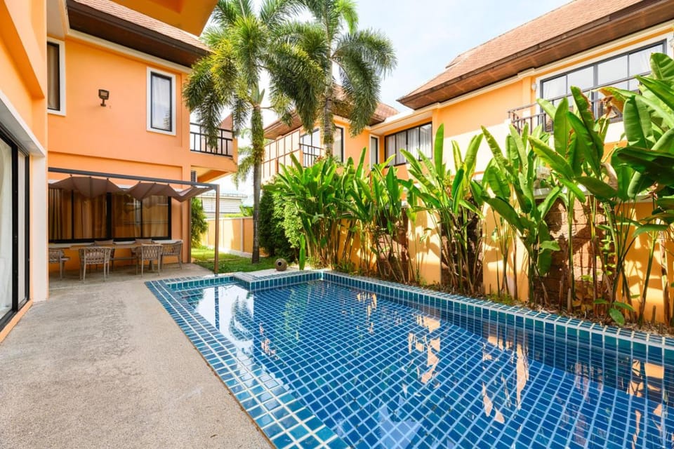 Day, Swimming pool
