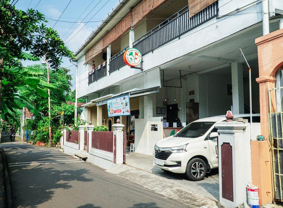Property building, Day, Neighbourhood, Street view, Location, Parking