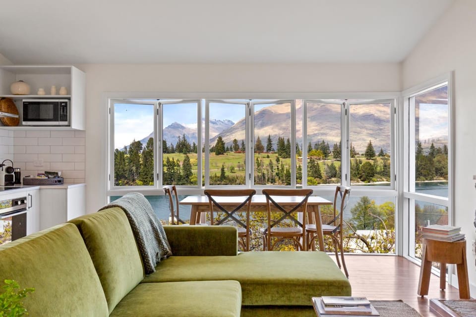 Natural landscape, Kitchen or kitchenette, Living room, Seating area, Dining area, Lake view, Mountain view