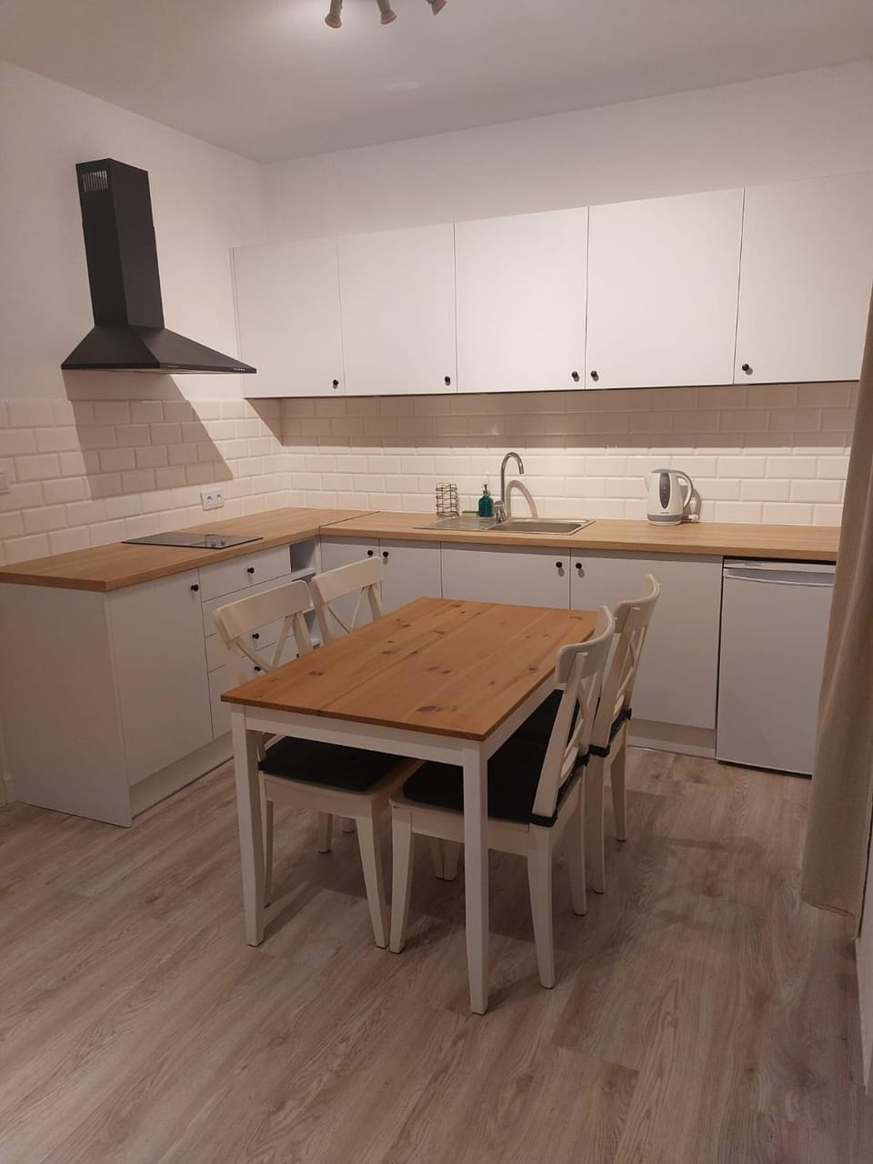Coffee/tea facilities, Kitchen or kitchenette, Dining area, stove