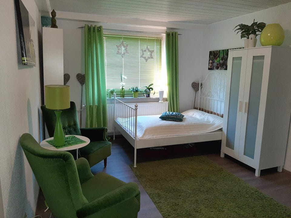 Bed, Photo of the whole room, Decorative detail, Seating area, wardrobe
