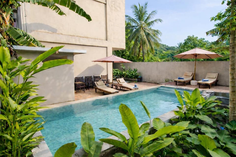 Swimming pool, sunbed