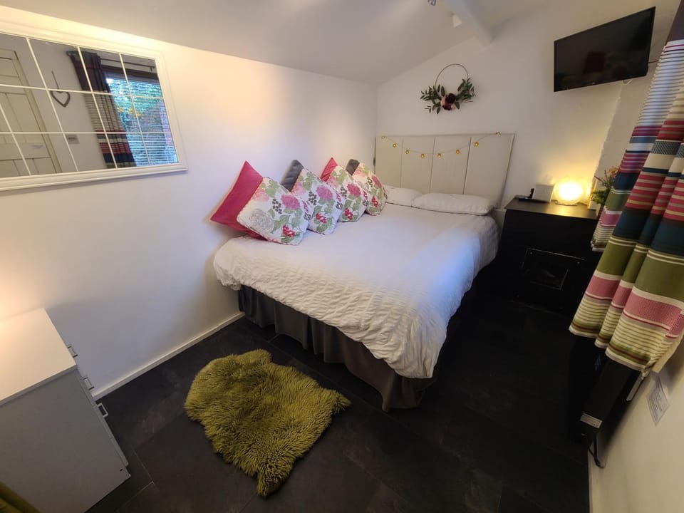 Bed, TV and multimedia, Photo of the whole room, Bedroom