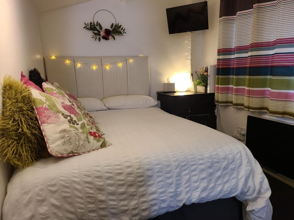 Bed, TV and multimedia, Photo of the whole room, Bedroom