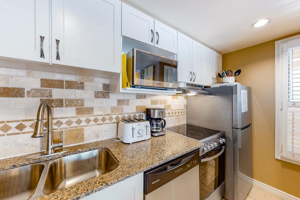 Cozy Creek Retreat: Pool, Hot Tub, Tennis! Apartment in Grey Highlands