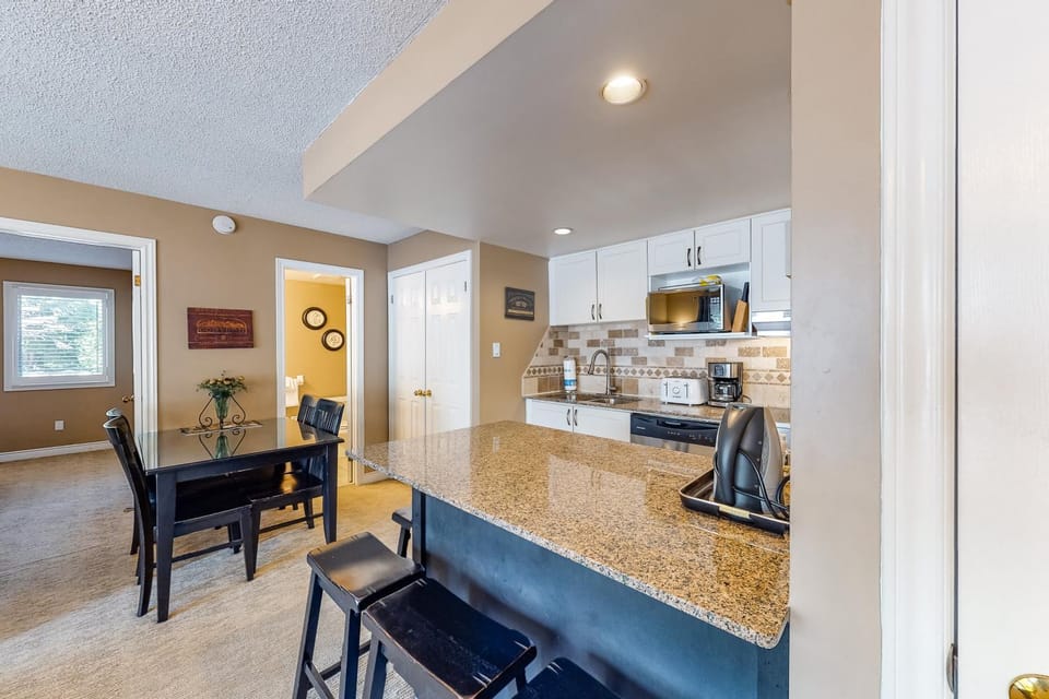 Cozy Creek Retreat: Pool, Hot Tub, Tennis! Apartment in Grey Highlands