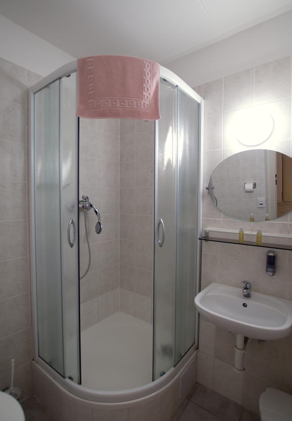 Shower, Toilet, Bathroom, towels