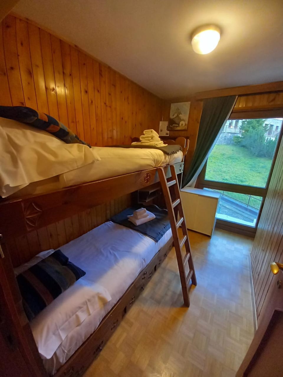Bedroom, bunk bed