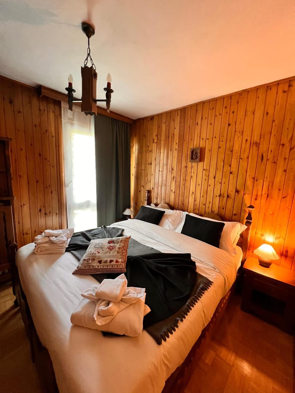 Bed, Bedroom, towels