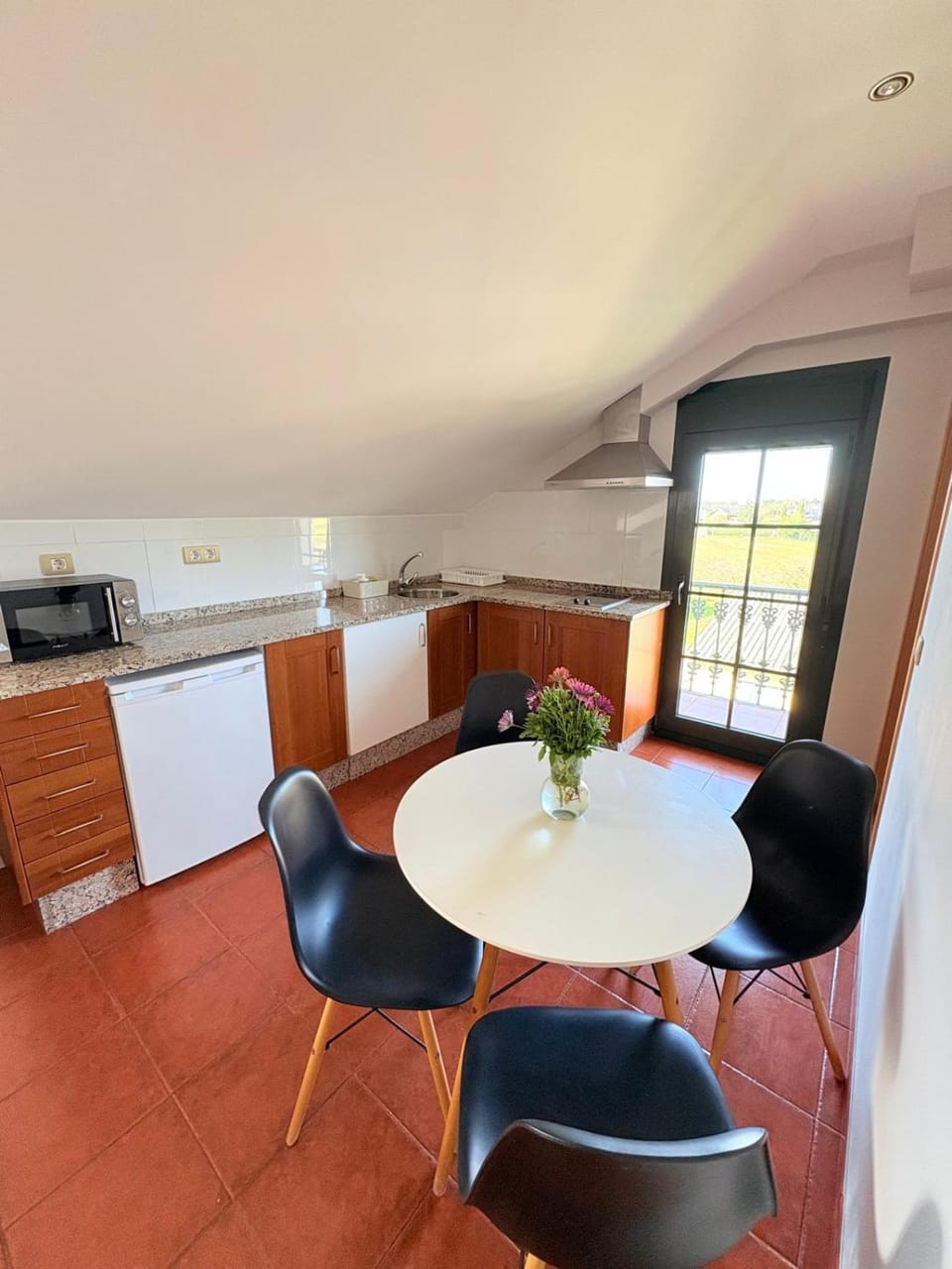 Kitchen or kitchenette, Dining area