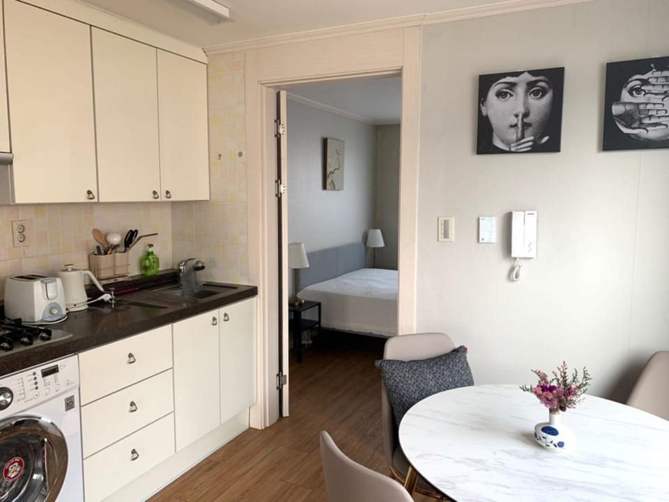 Kitchen or kitchenette, Dining area