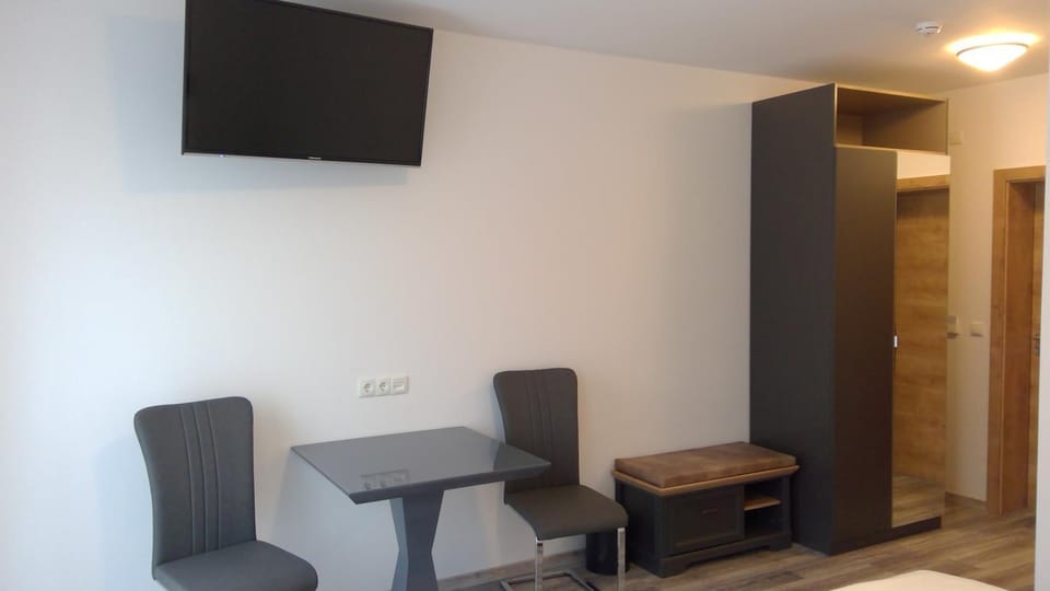 TV and multimedia, Seating area, Dining area