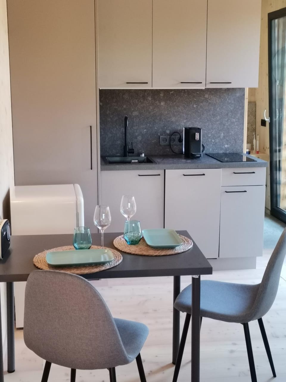 Kitchen or kitchenette, Dining area