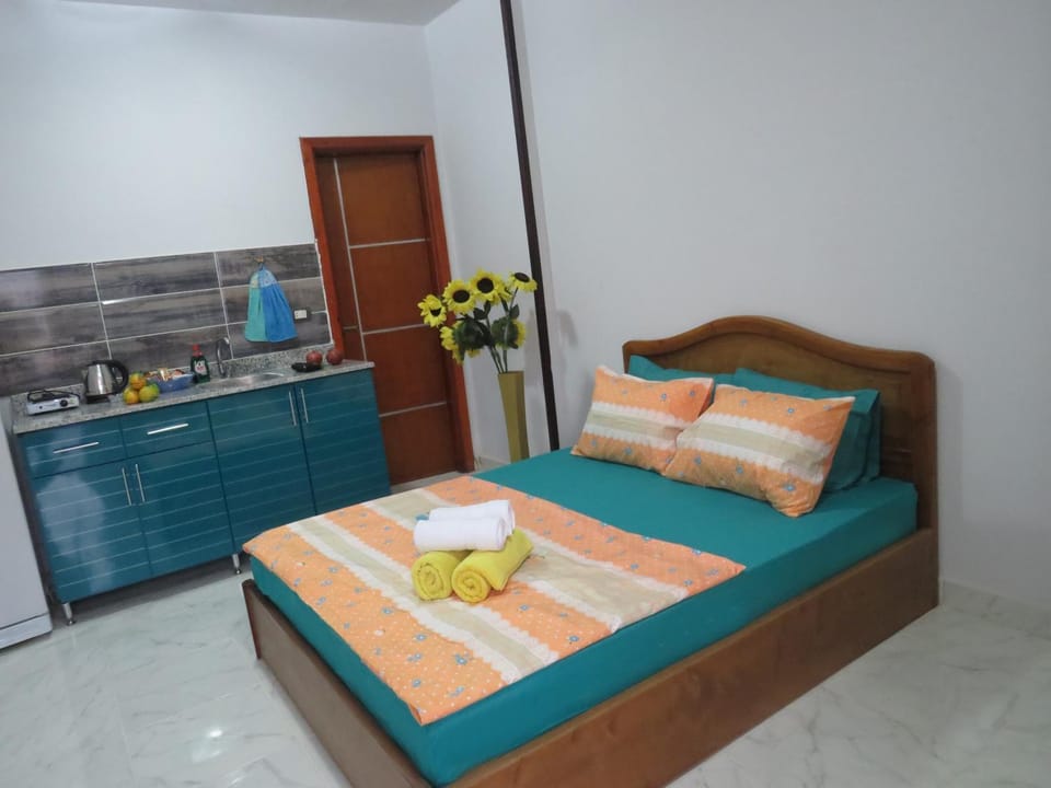 Bed, Coffee/tea facilities, Photo of the whole room, Decorative detail, Bedroom, towels