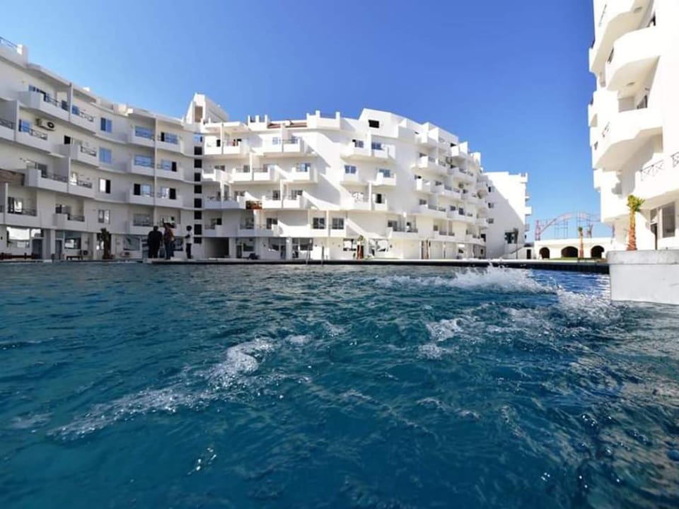 Property building, Facade/entrance, Neighbourhood, Bird's eye view, Balcony/Terrace, On site, Area and facilities, Swimming pool, Swimming pool