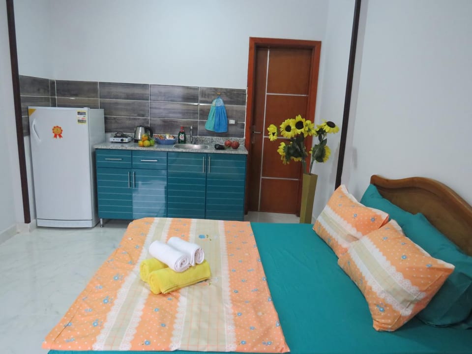 Bed, Coffee/tea facilities, Kitchen or kitchenette, Photo of the whole room, Bedroom, On site, Area and facilities, towels