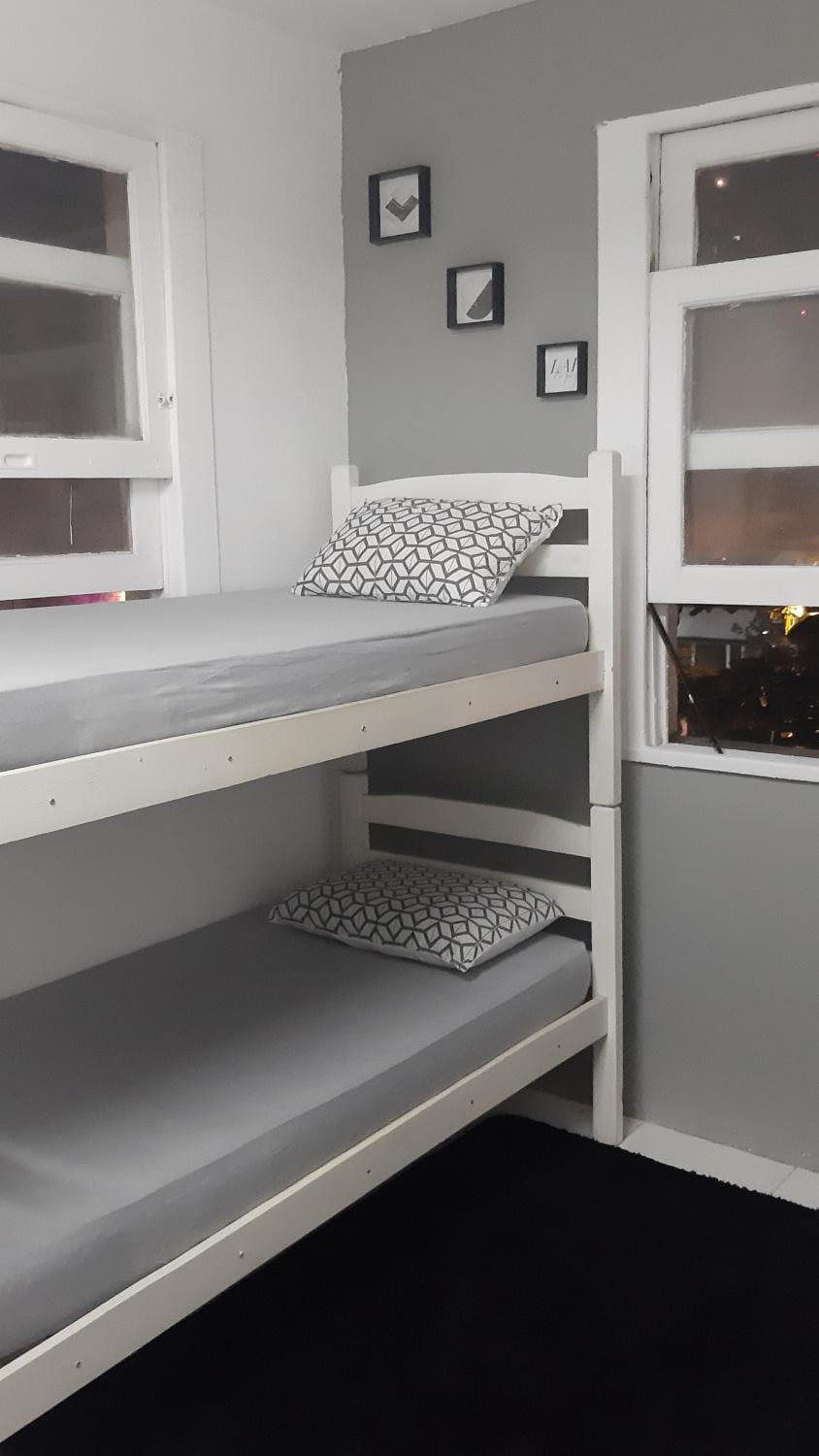 Quarto com suíte para mulheres Vacation rental in Rio de Janeiro