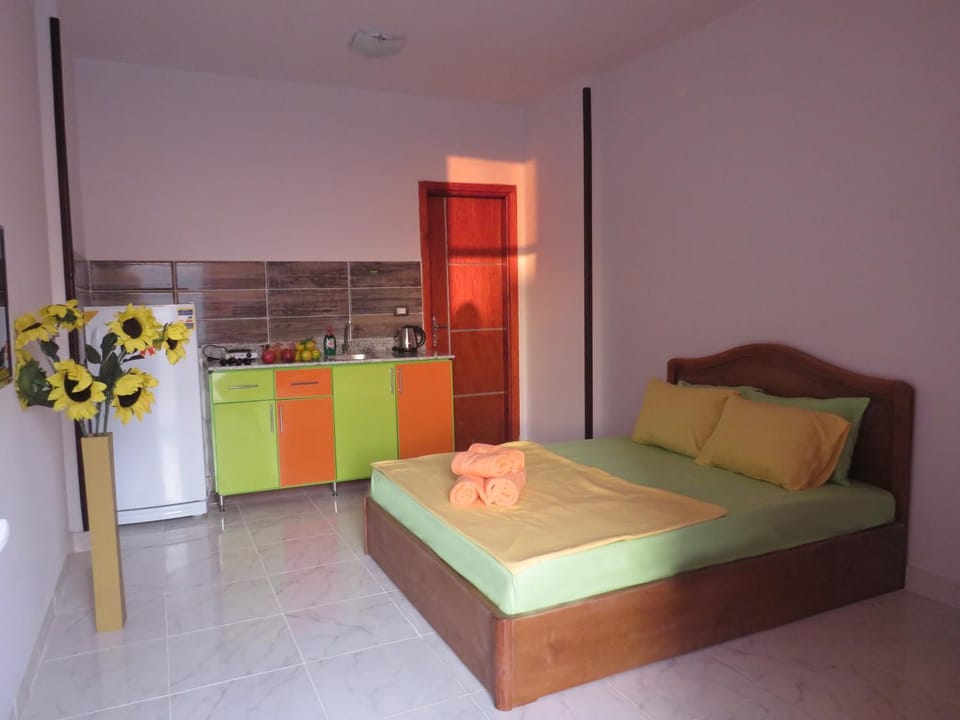 Coffee/tea facilities, Kitchen or kitchenette, Photo of the whole room, Decorative detail, Bedroom, On site, Food, Area and facilities