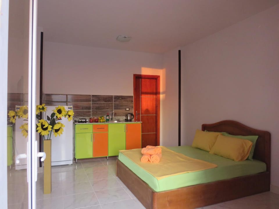 Coffee/tea facilities, Kitchen or kitchenette, Photo of the whole room, Decorative detail, On site, Area and facilities, towels