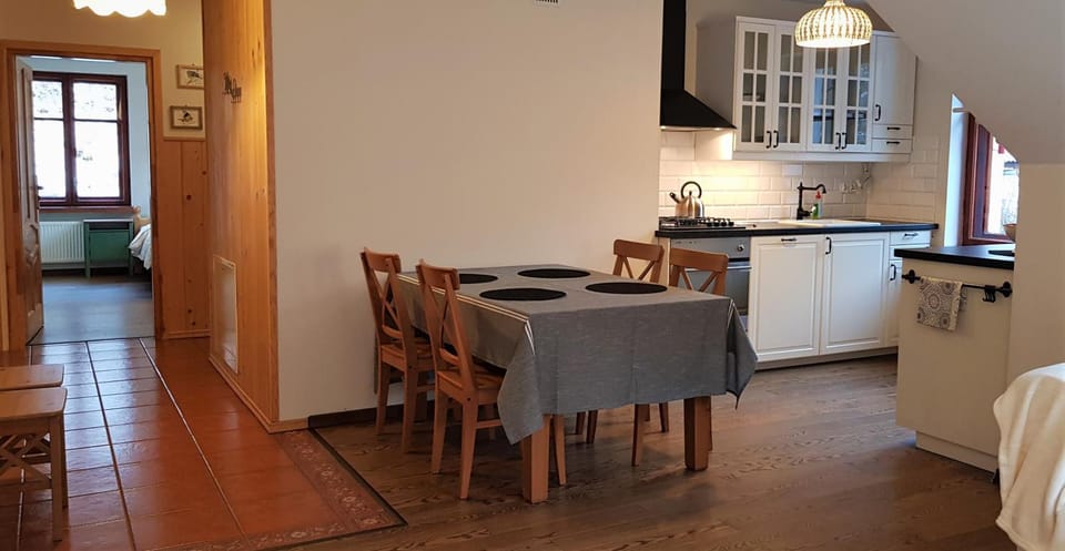 Kitchen or kitchenette, Dining area